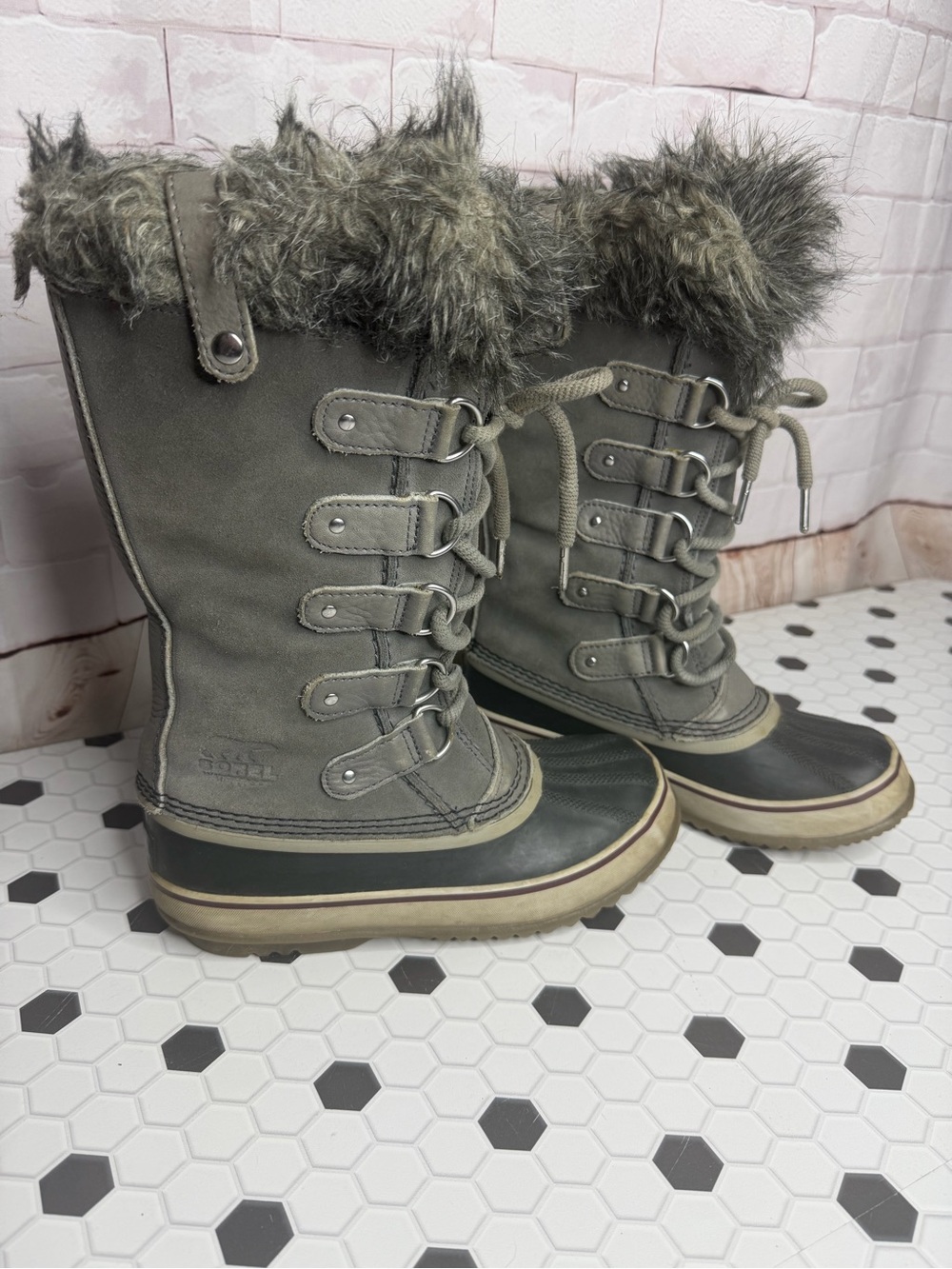 Sorel Joan of Arctic Faux Fur Winter Boots Women’s Size 7 Gray Waterproof - Picture 2 of 8